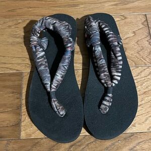 Sanuk Women's Sandals with Black and Brown Fabric Straps